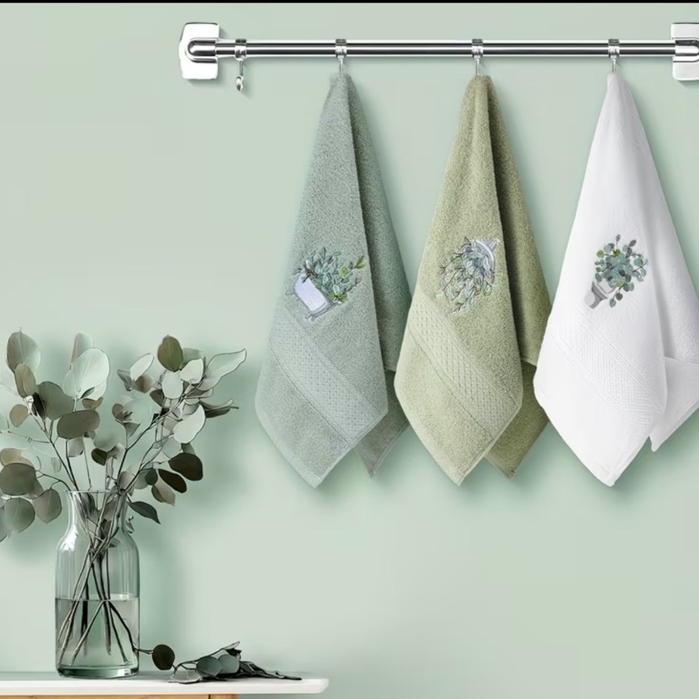 Elegant Green and White Bath Towel Set